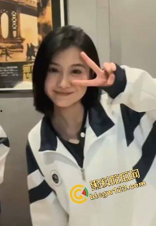 日照女大学生『孙欣欣』体育生前后夹击坐脸吃鸡双手撸两根,3P群啪、吃鸡69全来玩得跟条狗一样!-3