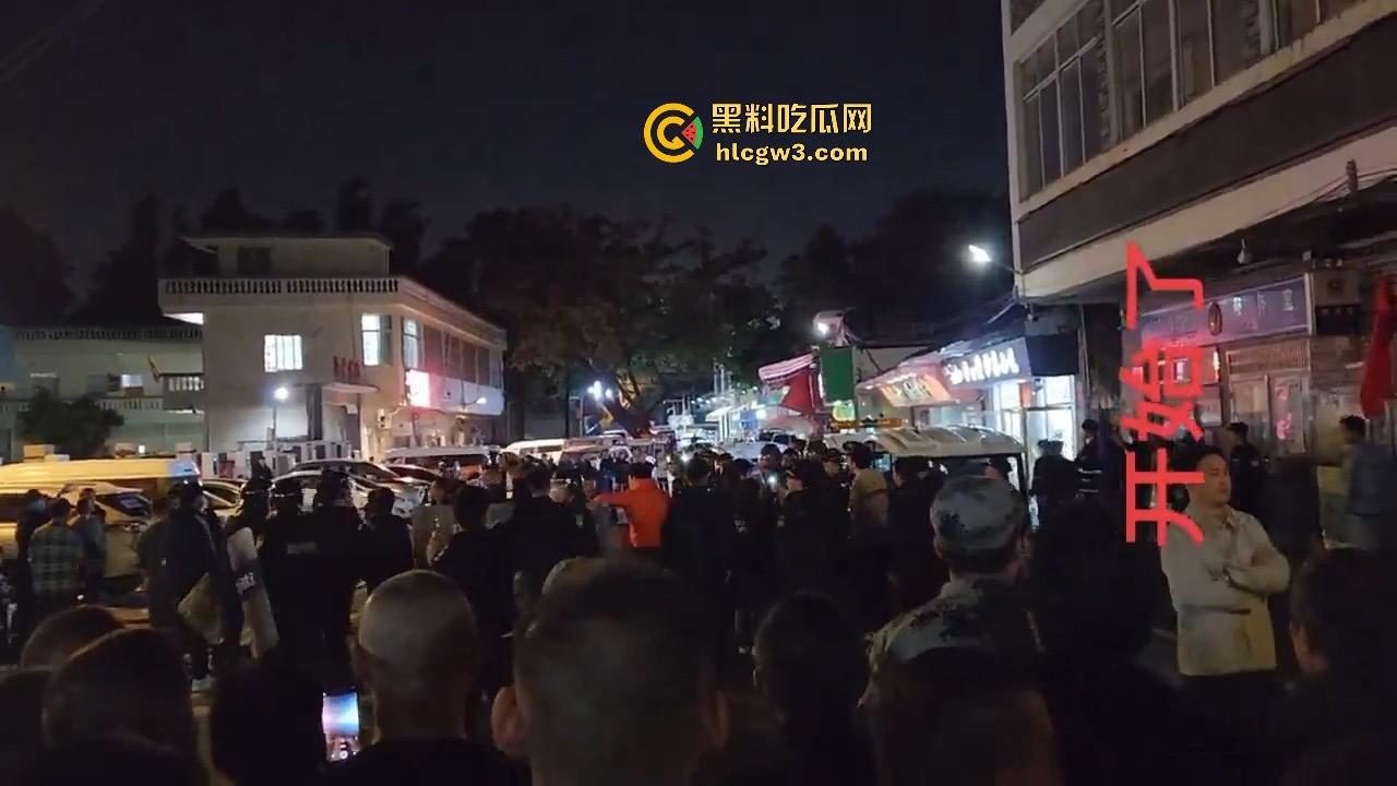 广州市海中村城管狗打商贩!冲突激烈街头变战场!真该用坦克300来对付这些城管畜生!-1