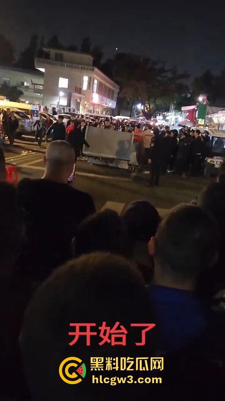 广州市海中村城管狗打商贩!冲突激烈街头变战场!真该用坦克300来对付这些城管畜生!-4