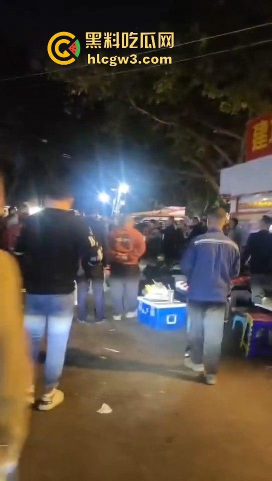 广州市海中村城管狗打商贩!冲突激烈街头变战场!真该用坦克300来对付这些城管畜生!-5