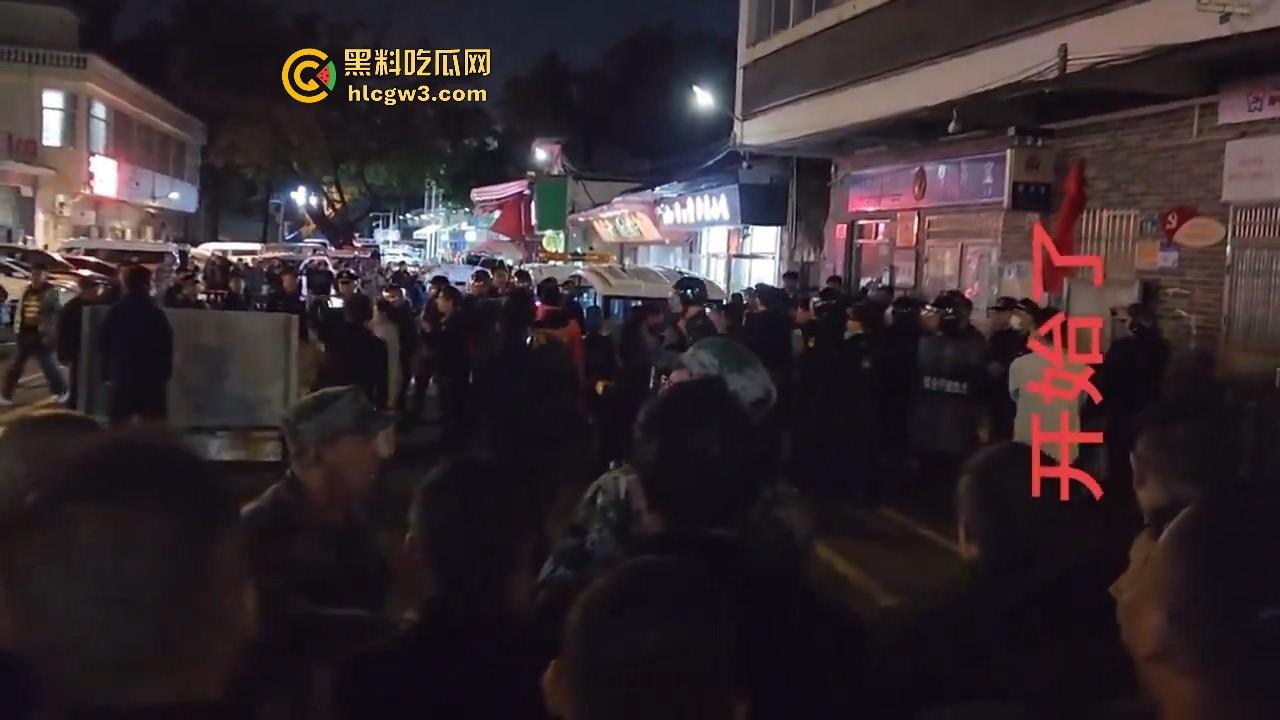 广州市海中村城管狗打商贩!冲突激烈街头变战场!真该用坦克300来对付这些城管畜生!-6