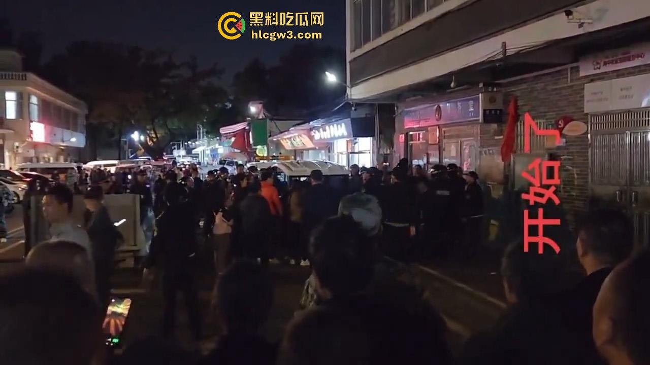 广州市海中村城管狗打商贩!冲突激烈街头变战场!真该用坦克300来对付这些城管畜生!-8