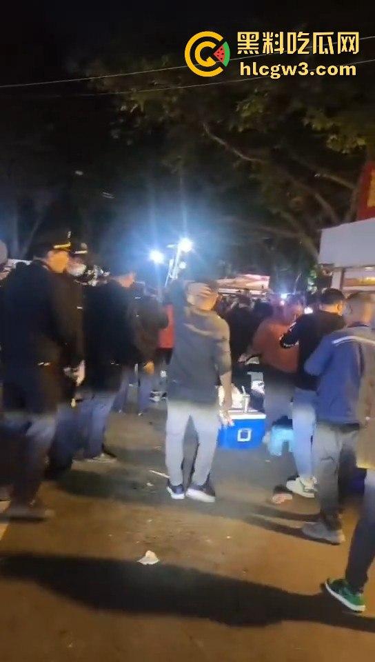 广州市海中村城管狗打商贩!冲突激烈街头变战场!真该用坦克300来对付这些城管畜生!-9