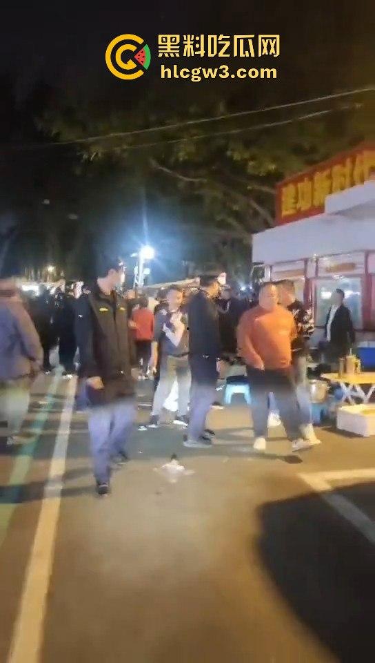广州市海中村城管狗打商贩!冲突激烈街头变战场!真该用坦克300来对付这些城管畜生!-10