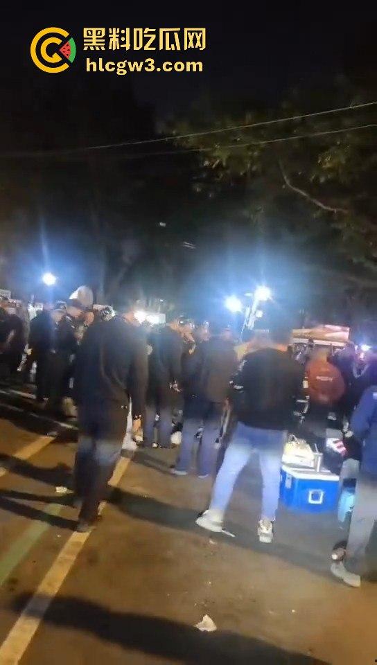 广州市海中村城管狗打商贩!冲突激烈街头变战场!真该用坦克300来对付这些城管畜生!-11