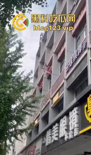 眉山光身跳楼事件!妹子从五楼光溜溜跳下,阿姨们吓得直喊,背后真相到底是什么?-1