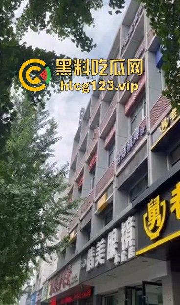 眉山光身跳楼事件!妹子从五楼光溜溜跳下,阿姨们吓得直喊,背后真相到底是什么?-2