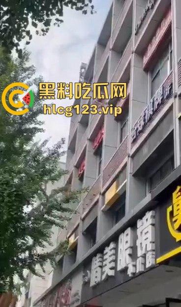 眉山光身跳楼事件!妹子从五楼光溜溜跳下,阿姨们吓得直喊,背后真相到底是什么?-3