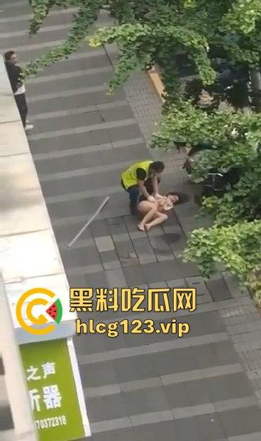 眉山光身跳楼事件!妹子从五楼光溜溜跳下,阿姨们吓得直喊,背后真相到底是什么?-5