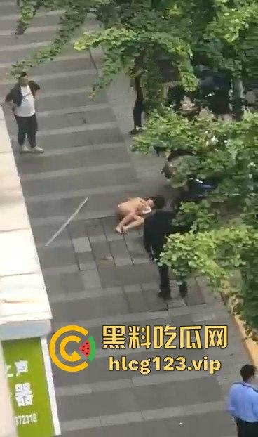 眉山光身跳楼事件!妹子从五楼光溜溜跳下,阿姨们吓得直喊,背后真相到底是什么?-7