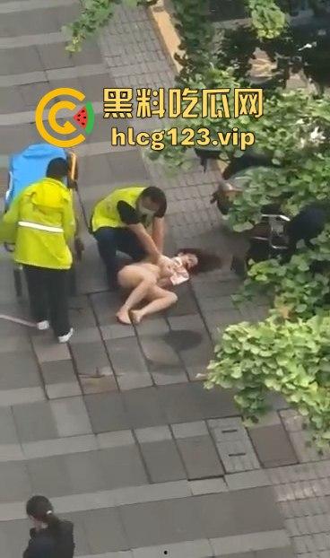 眉山光身跳楼事件!妹子从五楼光溜溜跳下,阿姨们吓得直喊,背后真相到底是什么?-8