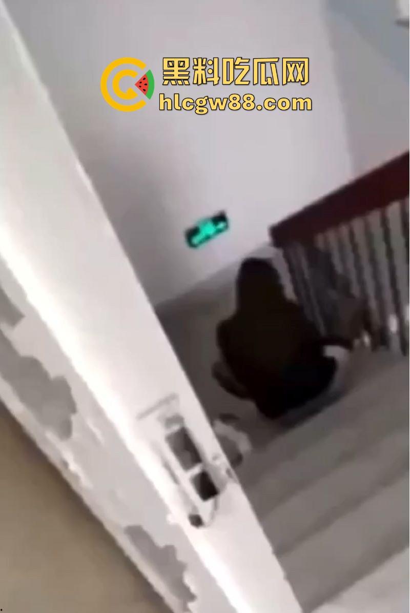 住一起多年的女业主竟然是黄播主播!身穿黑丝楼道大尺度露出自慰 娇喘呻吟听的人欲火焚身!-6