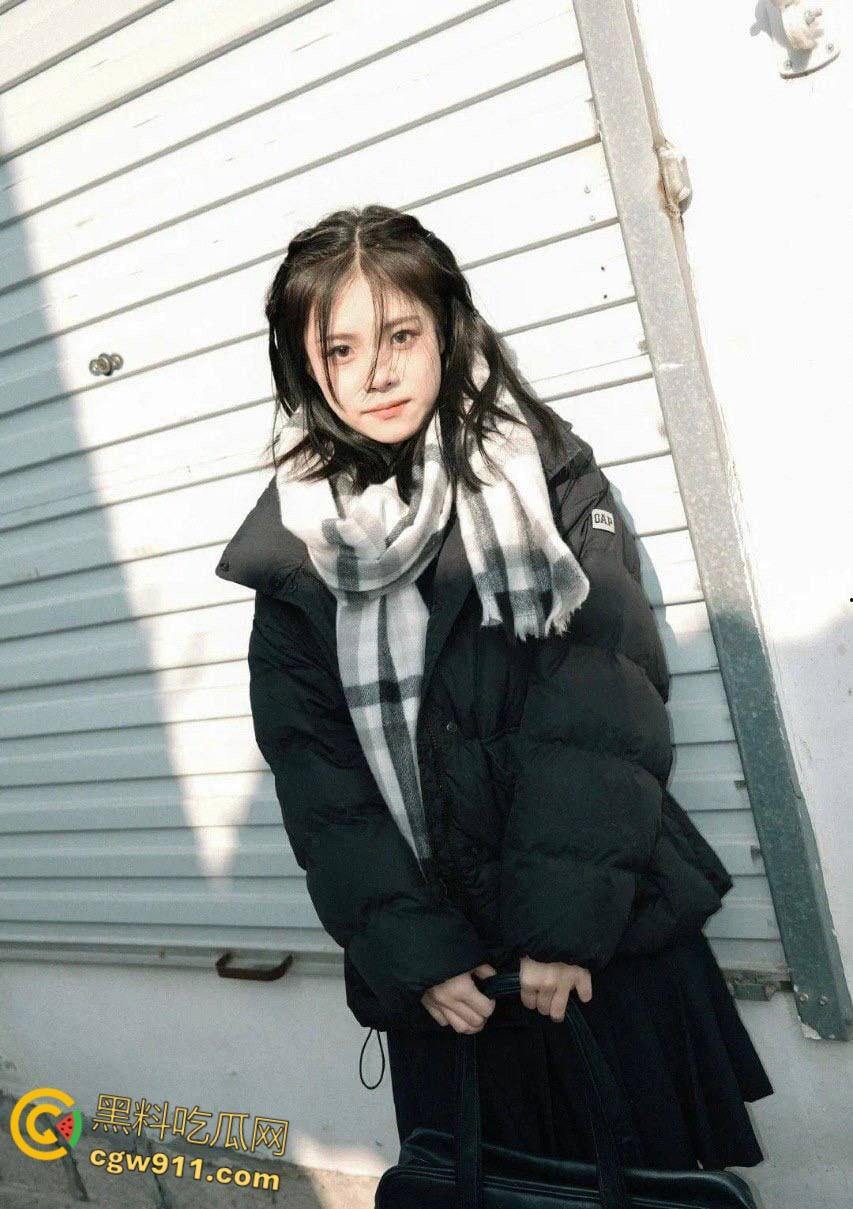 青岛大学嫩妹【杨紫馨】,JK制服女上疯狂扭臀,蜜桃臀被炮友大屌猛干,高潮瘫软娇喘不断,肉臀撞得啪啪响!-2