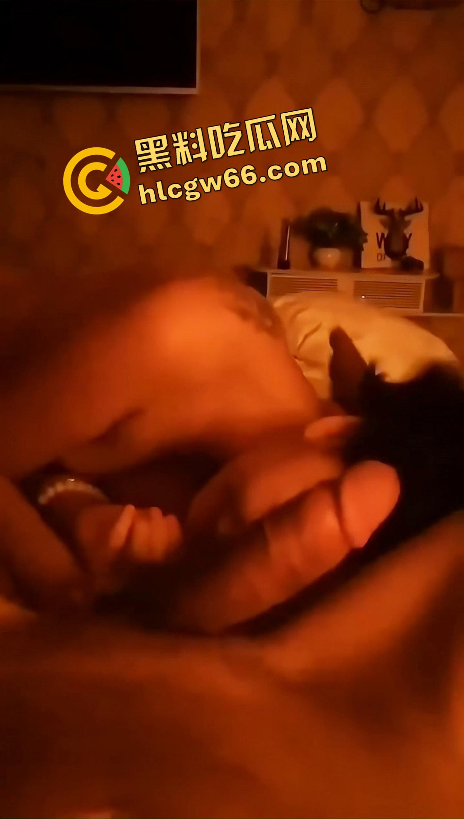 哈尔滨骚同事变母狗背夫偷操半年,这次带友3P插烂骚穴,调教成胯下贱狗射嘴里关笼子!-12