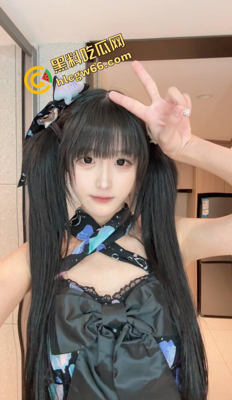 抖音网红『两个达不刘』人兽直播炸裂,妹子陪大哥聊骚,拉布拉多扑上来操她怼得生无可恋!-5