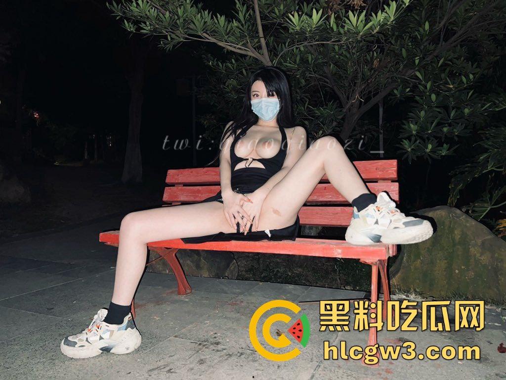 推特福利姬【翘翘】大尺度私拍流出 大长腿炮架子骚到炸,公园学狗撒尿,真是特么不要脸!-3