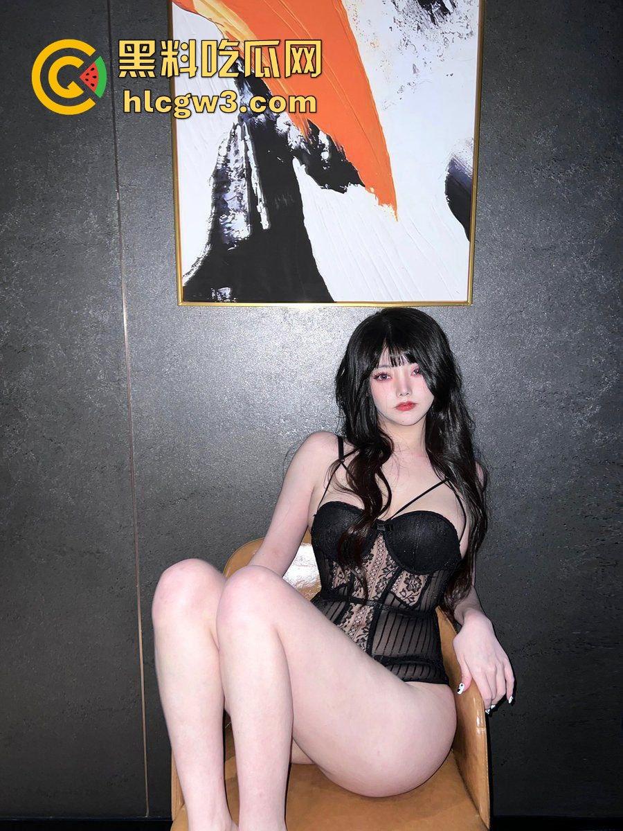 推特福利姬【翘翘】大尺度私拍流出 大长腿炮架子骚到炸,公园学狗撒尿,真是特么不要脸!-5