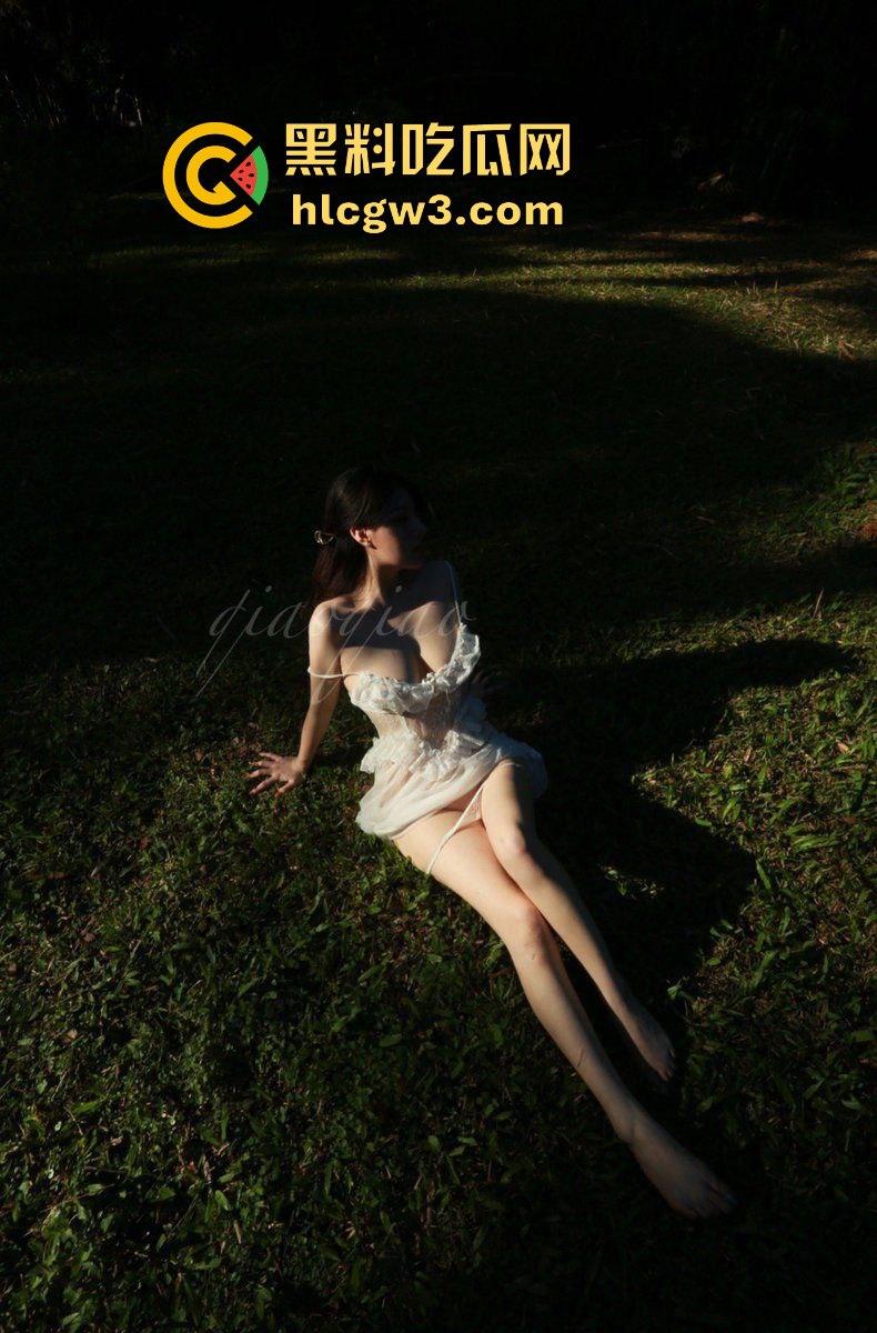 推特福利姬【翘翘】大尺度私拍流出 大长腿炮架子骚到炸,公园学狗撒尿,真是特么不要脸!-16