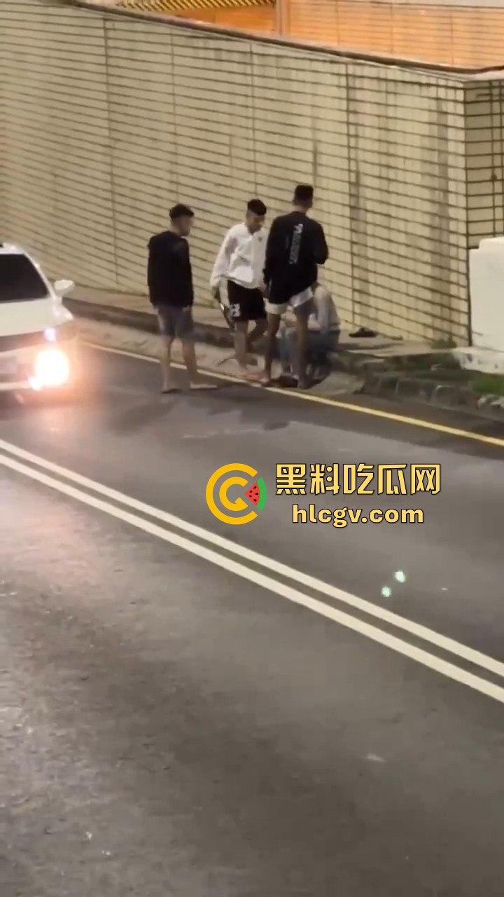 精神大叔作死站路中间,叼烟堵车挑衅!遇上精神小伙直接开揍,魔法果然得用魔法破!-4