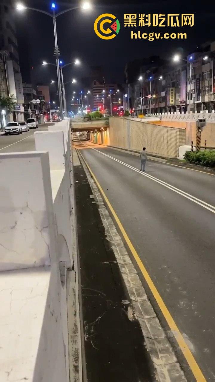 精神大叔作死站路中间,叼烟堵车挑衅!遇上精神小伙直接开揍,魔法果然得用魔法破!-5