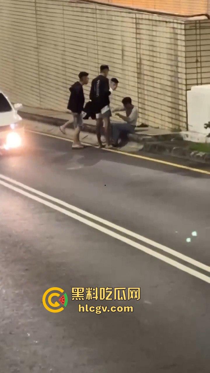 精神大叔作死站路中间,叼烟堵车挑衅!遇上精神小伙直接开揍,魔法果然得用魔法破!-7