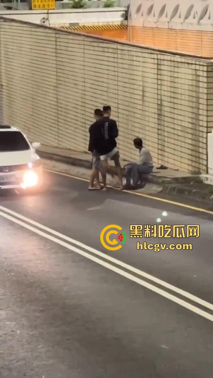 精神大叔作死站路中间,叼烟堵车挑衅!遇上精神小伙直接开揍,魔法果然得用魔法破!-8