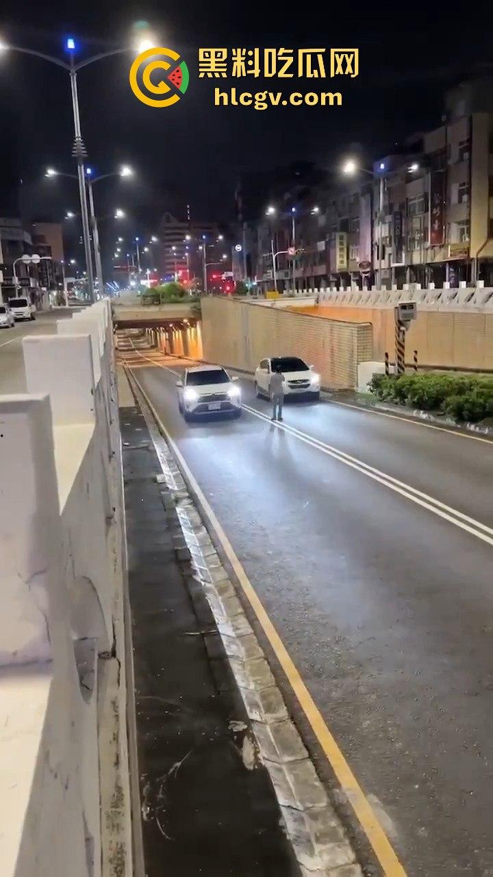 精神大叔作死站路中间,叼烟堵车挑衅!遇上精神小伙直接开揍,魔法果然得用魔法破!-9