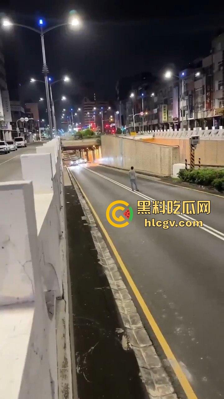 精神大叔作死站路中间,叼烟堵车挑衅!遇上精神小伙直接开揍,魔法果然得用魔法破!-11