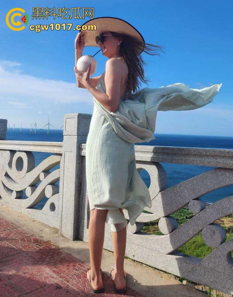 约极品肥臀炮友玩性爱旅游,情趣吊带丝袜一穿,阴毛一刮,被拽着头发疯狂后入,都尼玛干喷尿了!-1