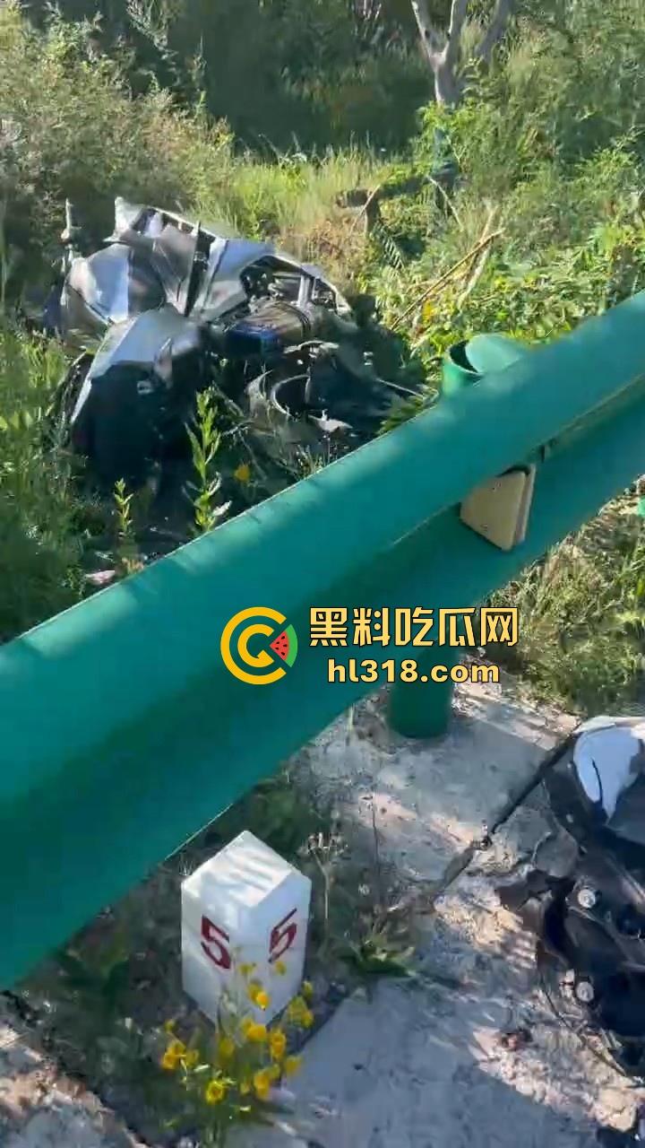 又一位机车少年变少女,男子驾驶机车失控蛋刹落地,皮裤秒变开裆裤,好心车友按蛋抢救!-6