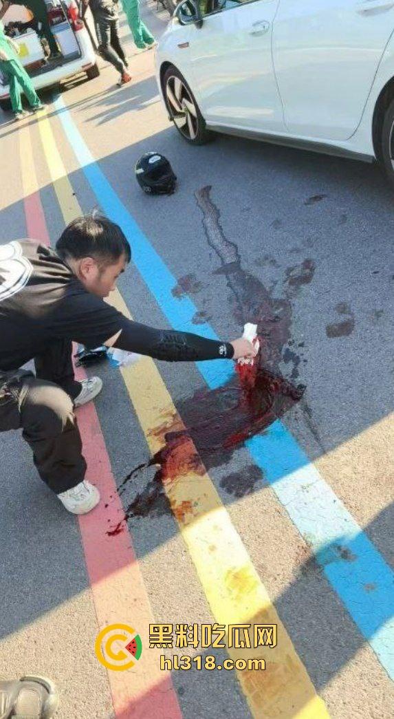 又一位机车少年变少女,男子驾驶机车失控蛋刹落地,皮裤秒变开裆裤,好心车友按蛋抢救!-9