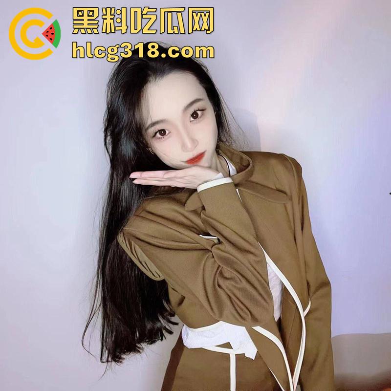 微博网红【一只小年糕呀】下海卖逼,穿渔网情趣跪地吃鸡,被金主爸爸怒射一脸,这身材太性感了!-1