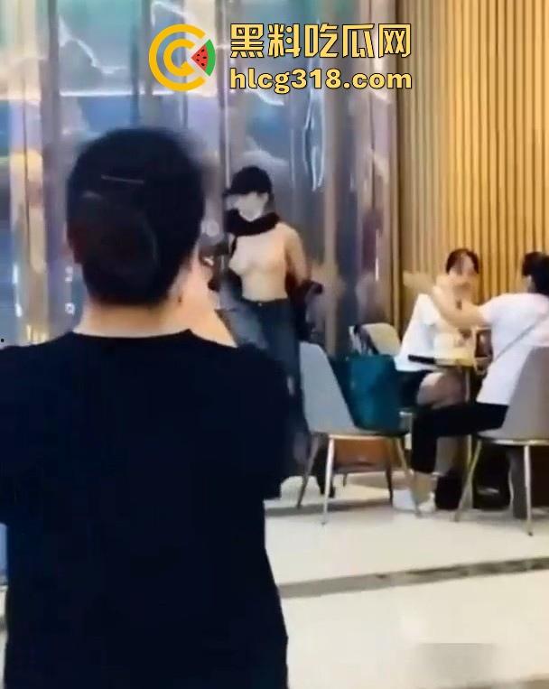 浙江某步行街一女子当众脱衣全裸游街,疑似受到了精神刺激,嘴巴不知道念叨什么,路人纷纷驻足观看。-1