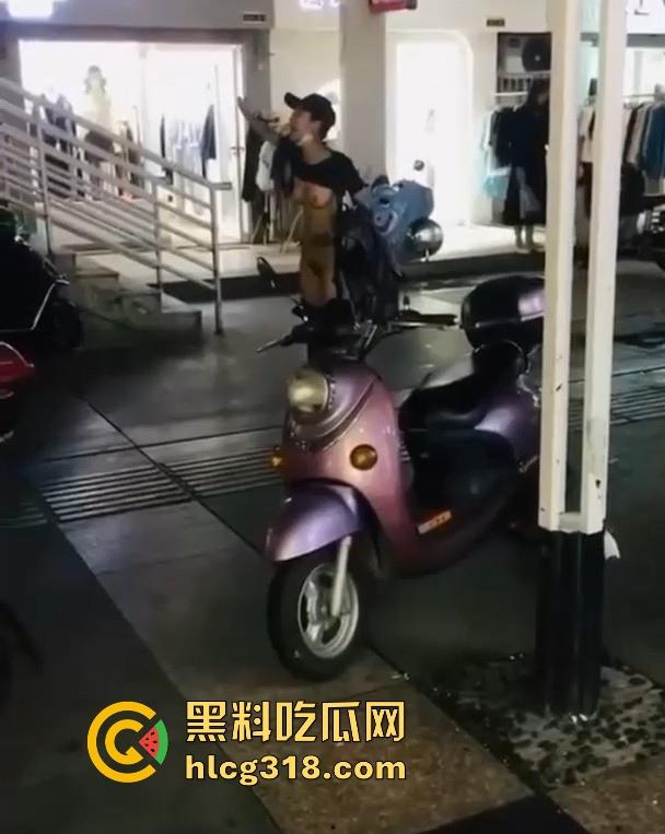 浙江某步行街一女子当众脱衣全裸游街,疑似受到了精神刺激,嘴巴不知道念叨什么,路人纷纷驻足观看。-2