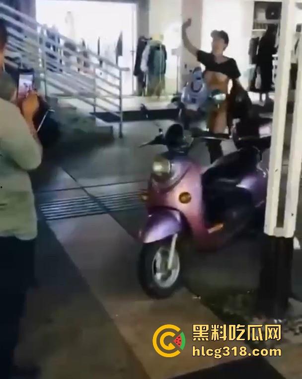 浙江某步行街一女子当众脱衣全裸游街,疑似受到了精神刺激,嘴巴不知道念叨什么,路人纷纷驻足观看。-3