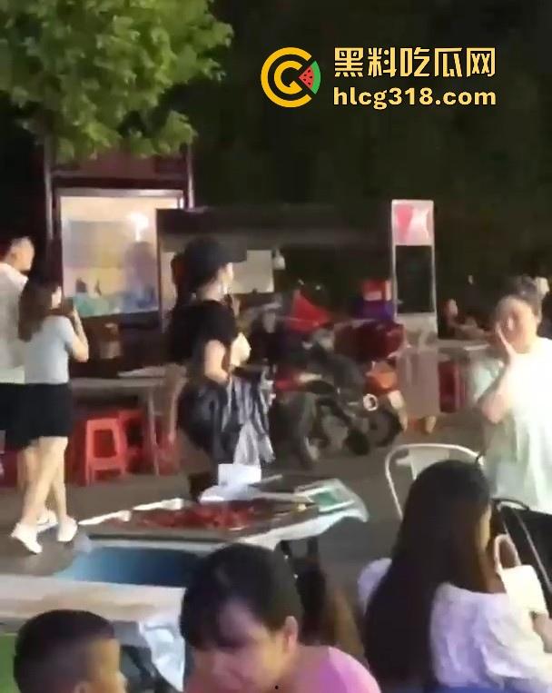 浙江某步行街一女子当众脱衣全裸游街,疑似受到了精神刺激,嘴巴不知道念叨什么,路人纷纷驻足观看。-6