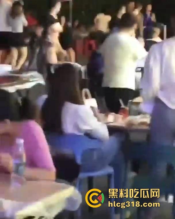 浙江某步行街一女子当众脱衣全裸游街,疑似受到了精神刺激,嘴巴不知道念叨什么,路人纷纷驻足观看。-7