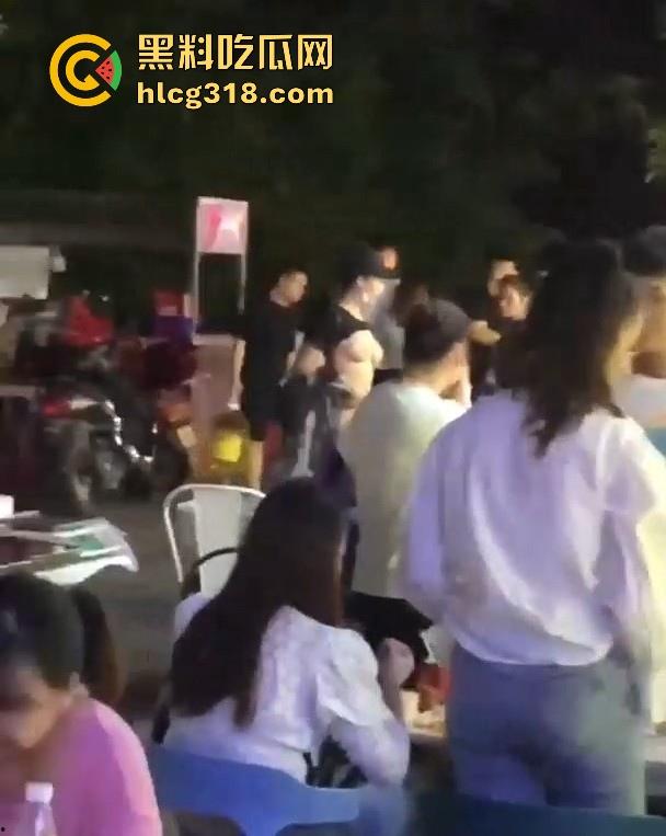 浙江某步行街一女子当众脱衣全裸游街,疑似受到了精神刺激,嘴巴不知道念叨什么,路人纷纷驻足观看。-9