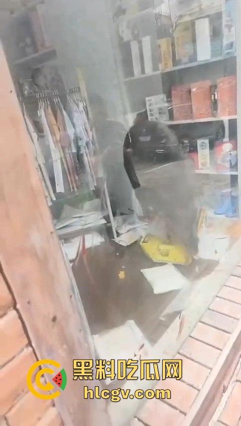 网友投稿浙江建德新安江惊现大野猪!早上9点横冲直撞,场面惊险万分!-5