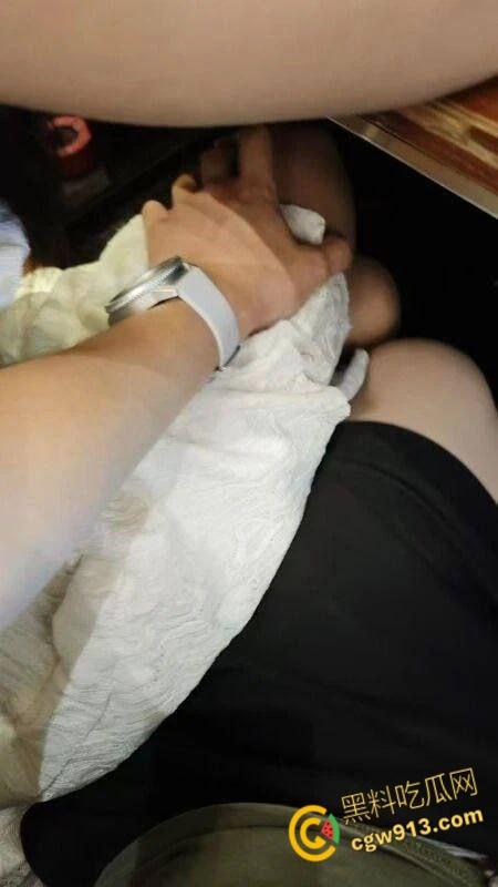 18岁小妹妹为坐小米su7,拍照发朋友圈装B,不穿内裤就出来了,老哥顺水推舟吃饭乱摸,开房爆操嫩逼!-7