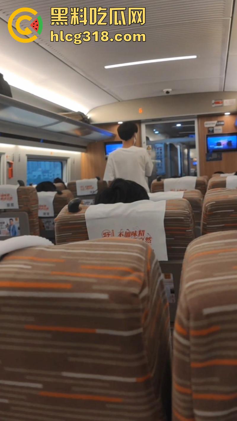 带女友无内裤出门旅游,高铁上一言不合吃鸡巴,舔转嘬含样样精通,还露出翘臀随意玩穴!-1