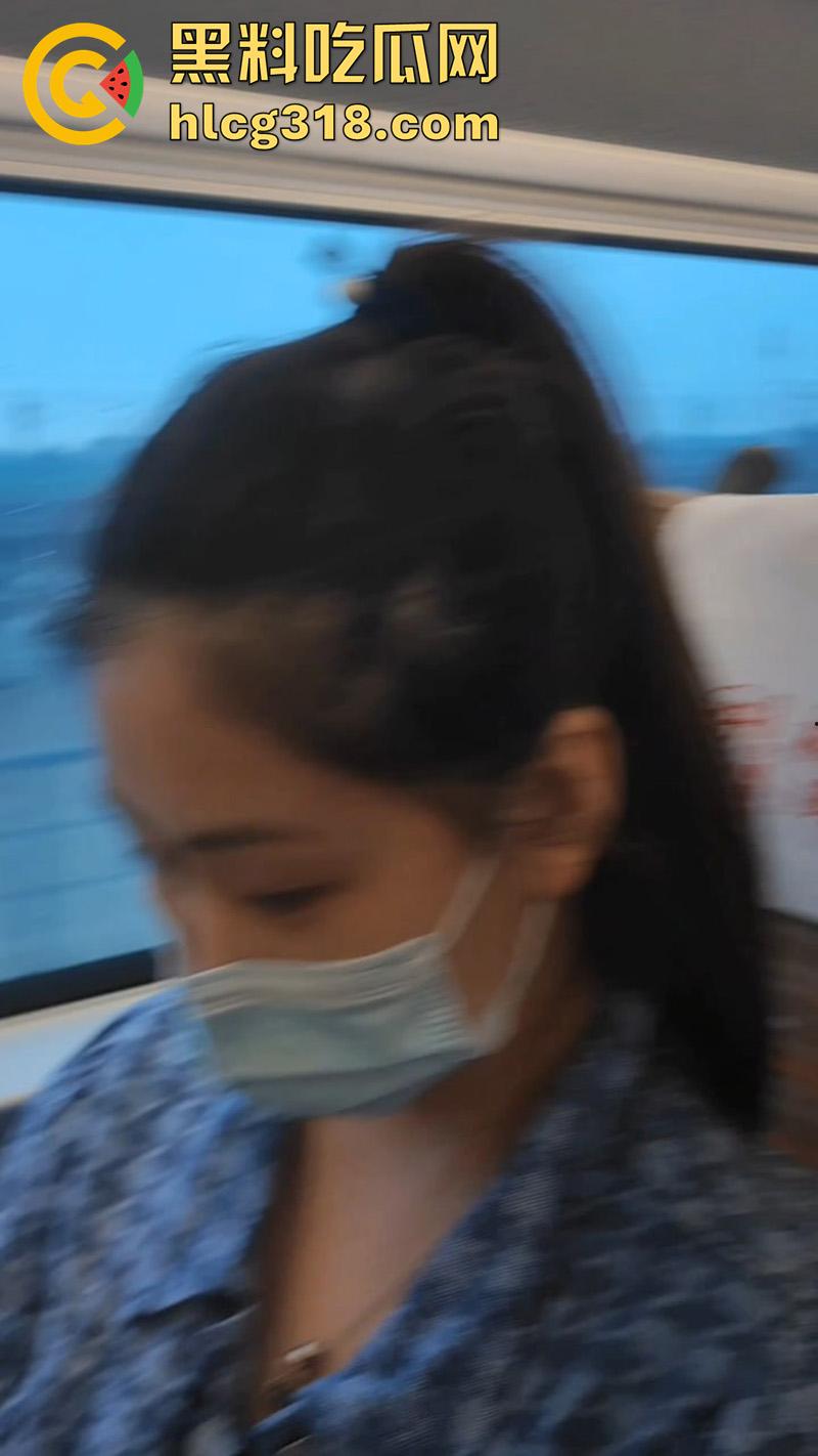 带女友无内裤出门旅游,高铁上一言不合吃鸡巴,舔转嘬含样样精通,还露出翘臀随意玩穴!-2
