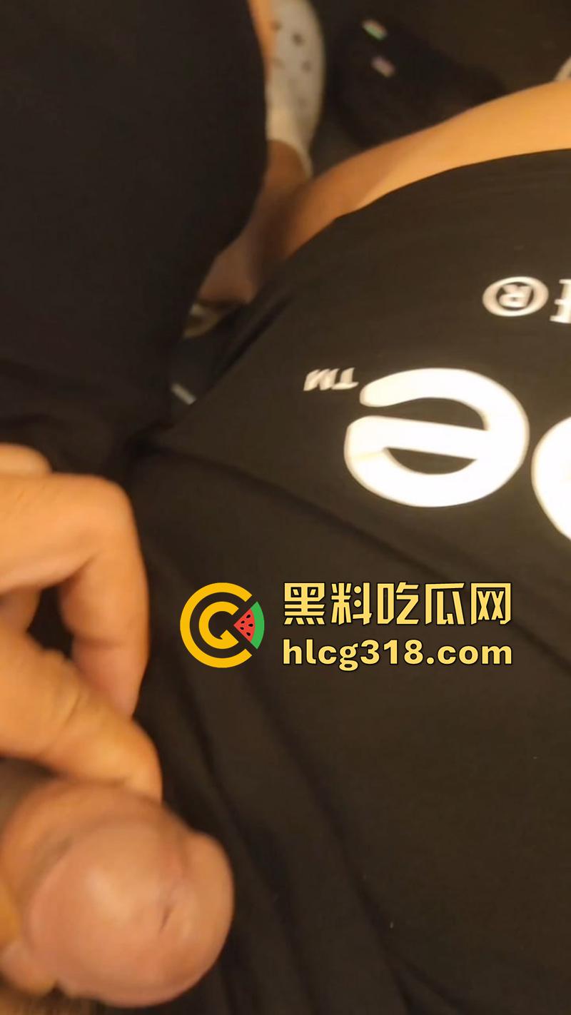 带女友无内裤出门旅游,高铁上一言不合吃鸡巴,舔转嘬含样样精通,还露出翘臀随意玩穴!-4