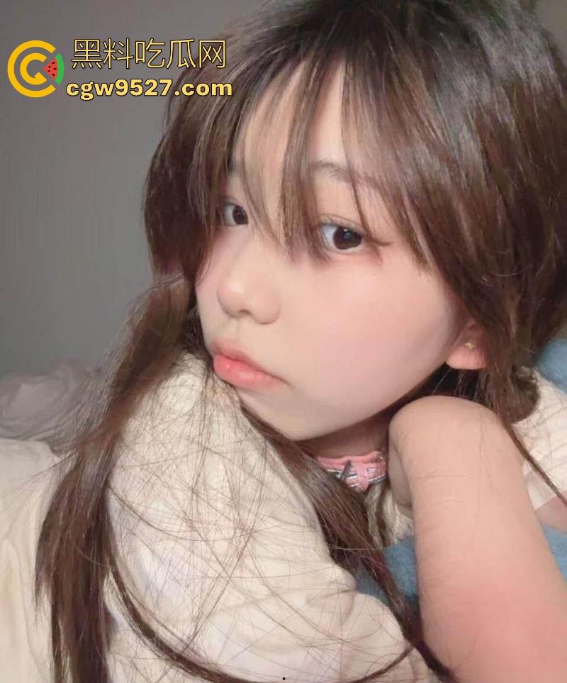 长春大学粉嫩清纯学妹【屠文蕾】宿舍自拍自慰,胆大不怕舍友发现,酒店为男友露脸口交,反差婊本色尽显!-2