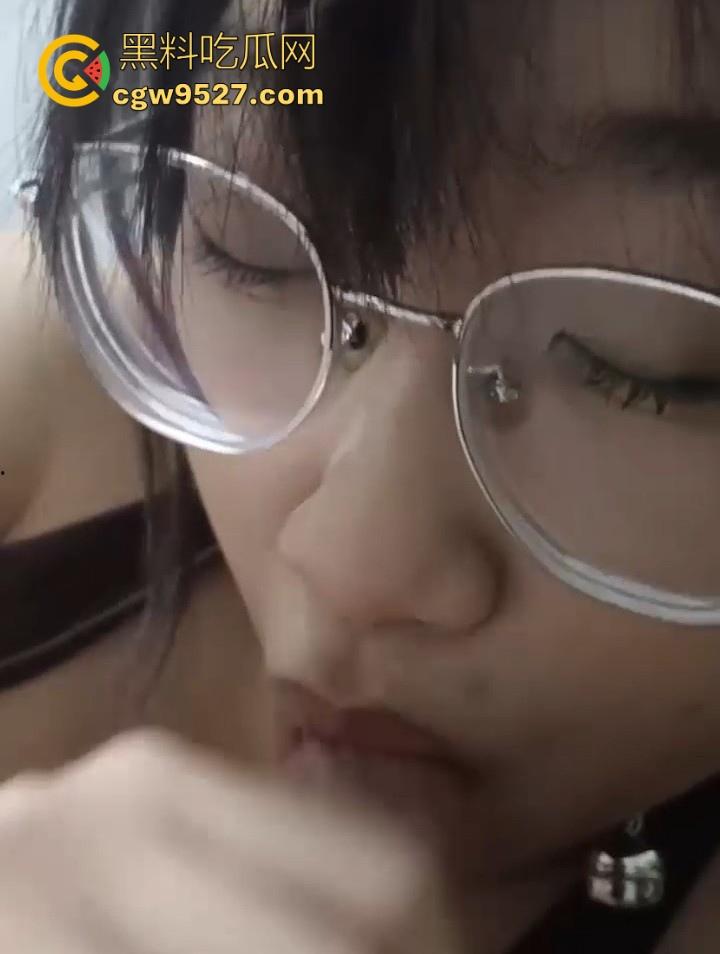 长春大学粉嫩清纯学妹【屠文蕾】宿舍自拍自慰,胆大不怕舍友发现,酒店为男友露脸口交,反差婊本色尽显!-4