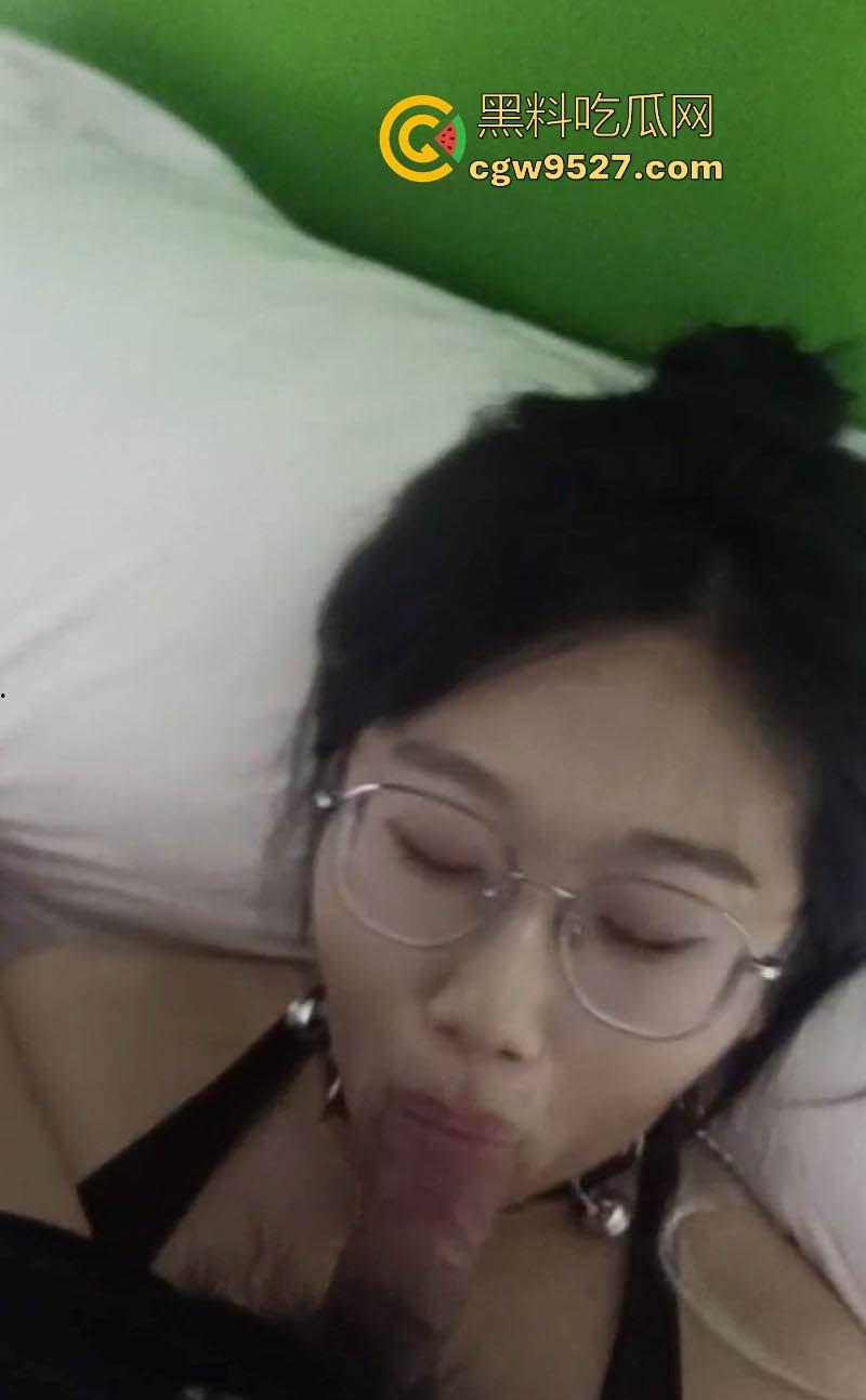 长春大学粉嫩清纯学妹【屠文蕾】宿舍自拍自慰,胆大不怕舍友发现,酒店为男友露脸口交,反差婊本色尽显!-5