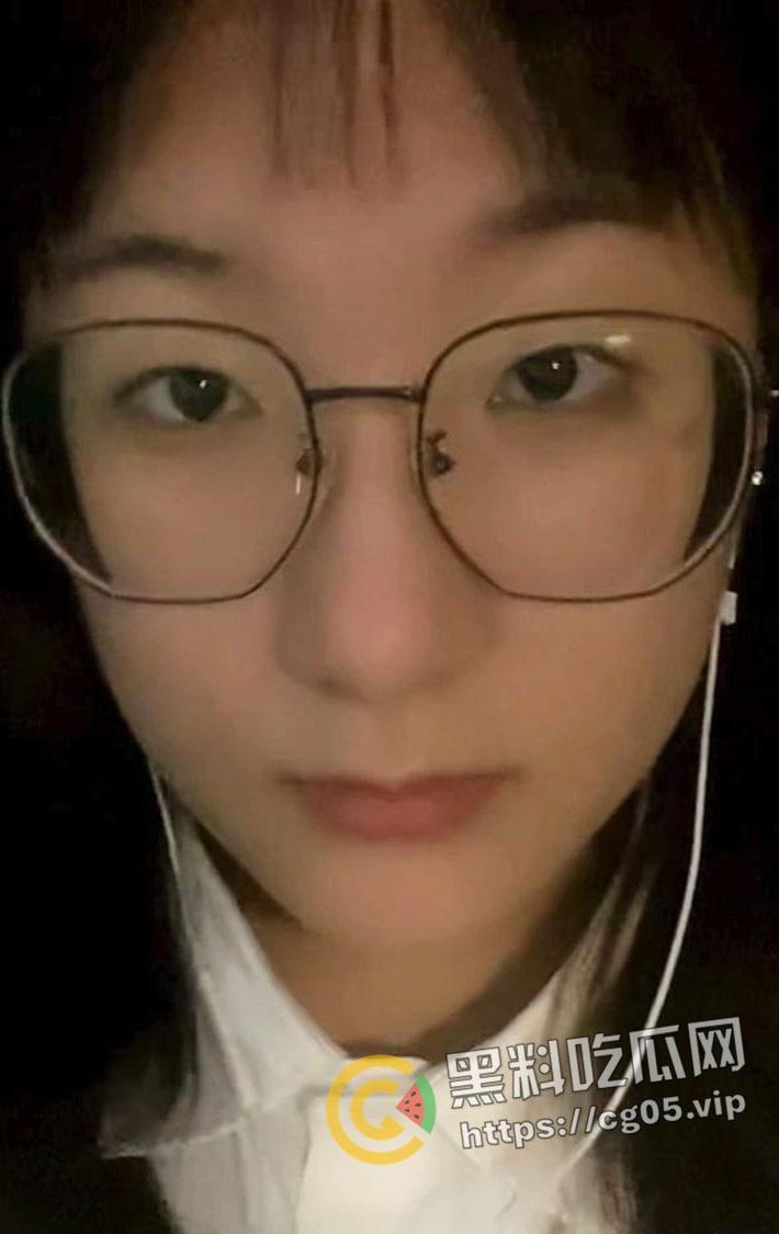 荆楚理工学院【何冰柯】被同班同学假装网友网调成功 写字 捏胸 做任务拍视频 殊不知主人就在旁边看着-1