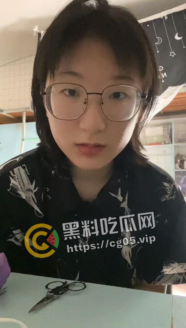 荆楚理工学院【何冰柯】被同班同学假装网友网调成功 写字 捏胸 做任务拍视频 殊不知主人就在旁边看着-4