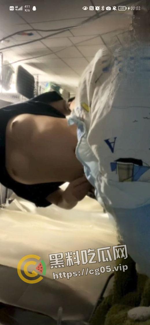 荆楚理工学院【何冰柯】被同班同学假装网友网调成功 写字 捏胸 做任务拍视频 殊不知主人就在旁边看着-7