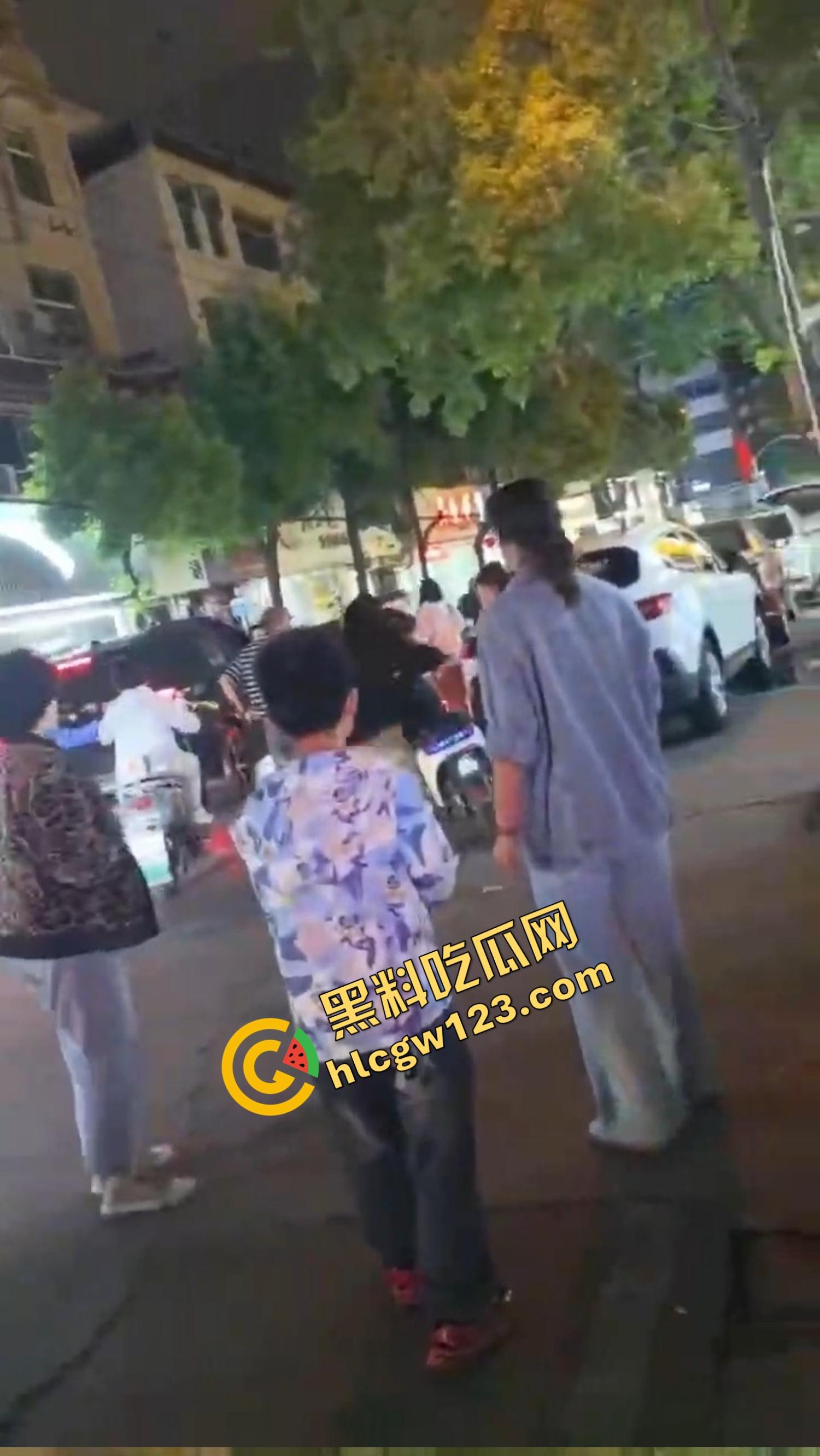 怀远街头精神小妹互砍,是刀刀见骨,电动车上扯头发、拎刀互砍,怀远街头又出发疯姐妹花!-3